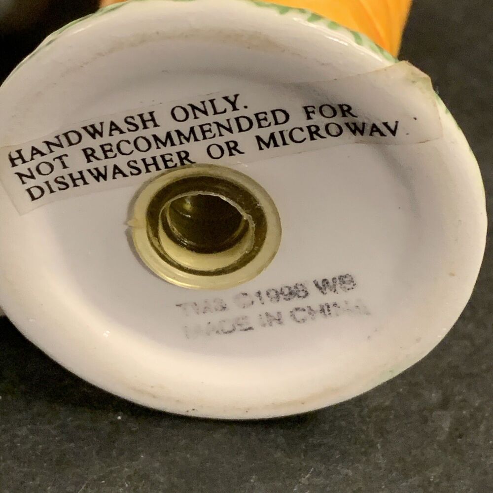 1998  Looney Tunes Bugs Bunny & Carrot Salt & Pepper Shaker Set - Picture 10 of 10